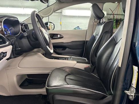 Used 2023 Chrysler Pacifica Limited w/ Uconnect Theater Family Group AWD/4WD image 12