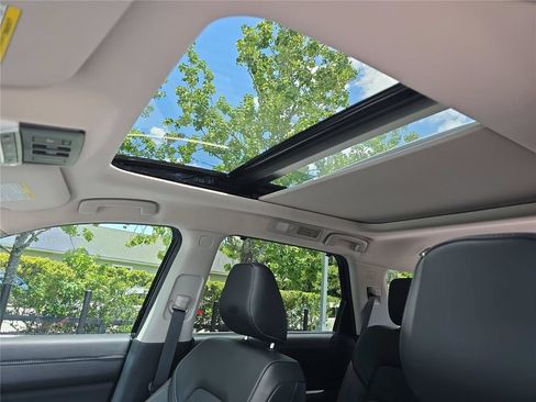 Used 2025 Nissan Pathfinder Platinum FWD image 26