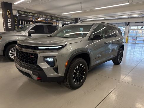 Used 2025 Chevrolet Traverse Z71 image 1