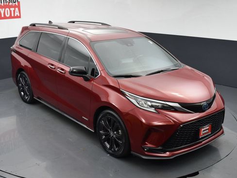Used 2021 Toyota Sienna XSE FWD image 27