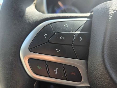 Used 2024 Chrysler Pacifica Touring-L FWD image 32