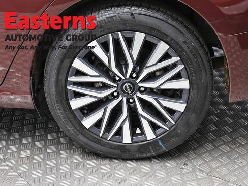 Used 2024 Nissan Altima 2.5 SV FWD image 8