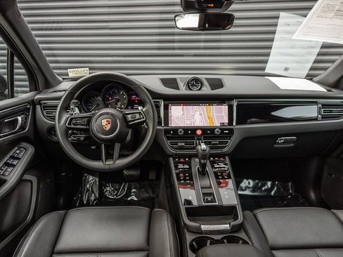 Certified 2025 Porsche Macan image 11
