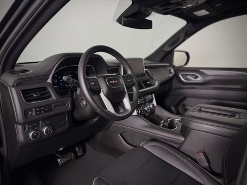 Used 2023 GMC Yukon XL SLT w/ SLT Premium Package image 4