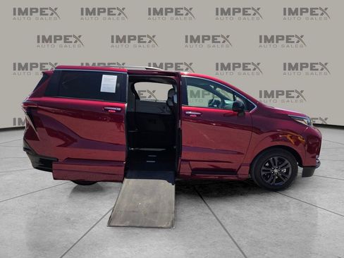 Used 2024 Toyota Sienna XSE w/ XSE Plus Package AWD/4WD image 5