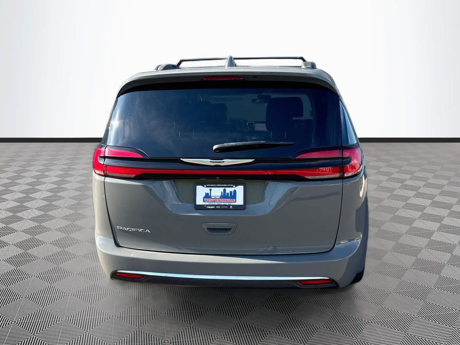 Used 2022 Chrysler Pacifica Touring-L FWD image 6