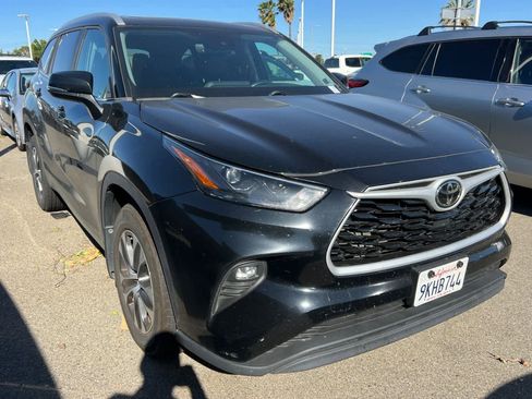 Used 2024 Toyota Highlander XLE AWD/4WD image 3