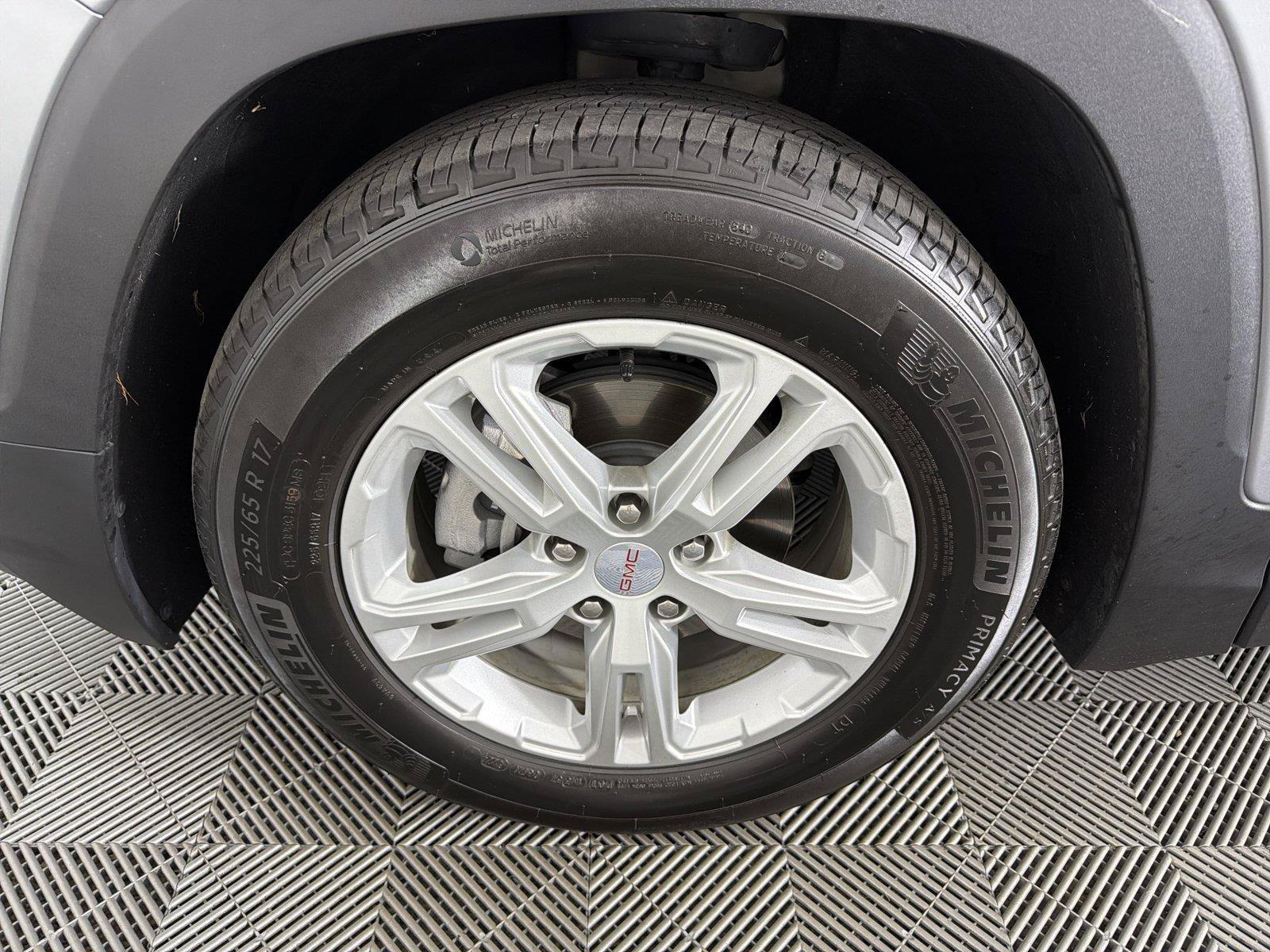 Used 2024 GMC Terrain SLE w/ Driver Convenience Package FWD image 9