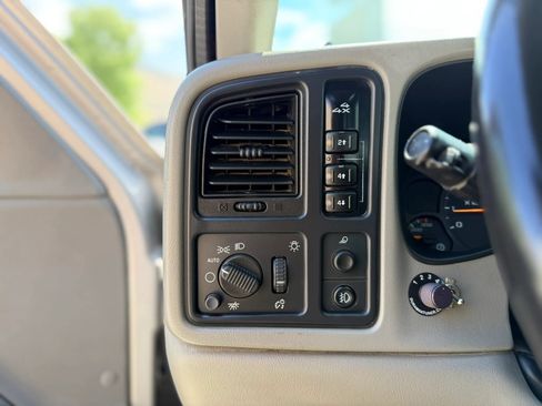 Used 2006 GMC Sierra 2500 SLT w/ Heavy-Duty Power Package AWD/4WD image 38