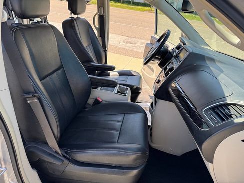 Used 2016 Chrysler Town & Country Touring FWD image 21