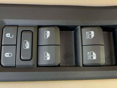 Used 2024 Jeep Grand Cherokee Limited w/ Luxury Tech Group II image 13