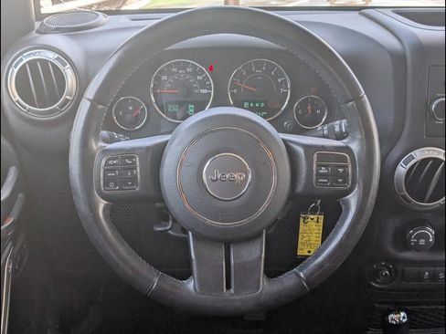 Used 2017 Jeep Wrangler Unlimited Sahara w/ Connectivity Group AWD/4WD image 11