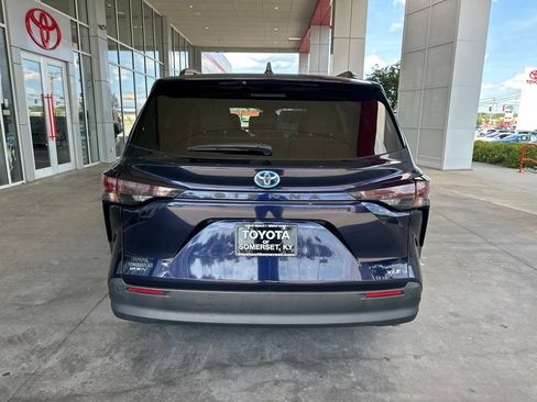 Certified 2025 Toyota Sienna XLE FWD image 6