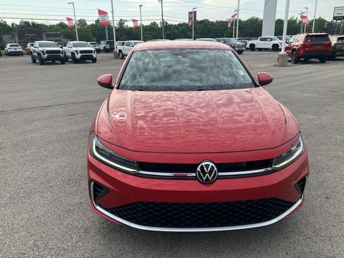 Used 2025 Volkswagen Jetta SE FWD image 2
