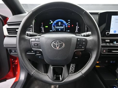 Used 2025 Toyota Camry SE FWD image 17