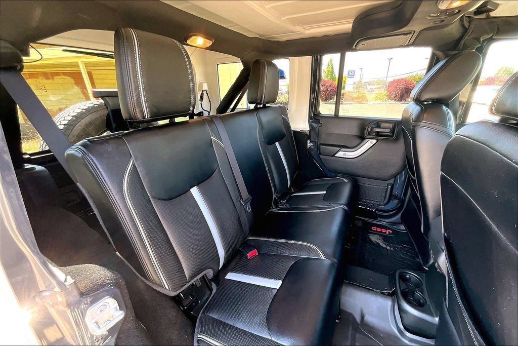 Used 2017 Jeep Wrangler Unlimited Sahara w/ Connectivity Group AWD/4WD image 20