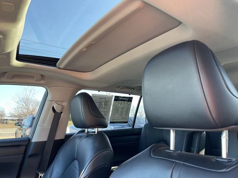 Used 2023 Toyota Highlander XLE image 3