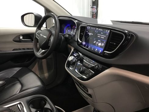 Used 2023 Chrysler Pacifica Touring-L FWD image 23