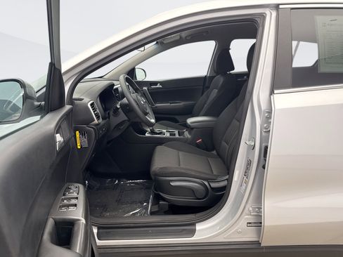 Used 2022 Kia Sportage LX image 9
