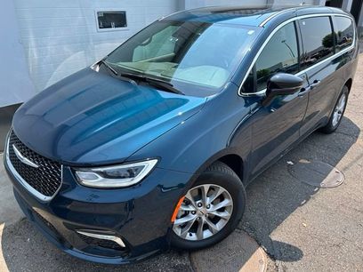Used 2025 Chrysler Pacifica Select