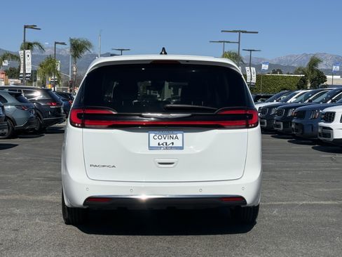 Used 2023 Chrysler Pacifica Touring-L image 7