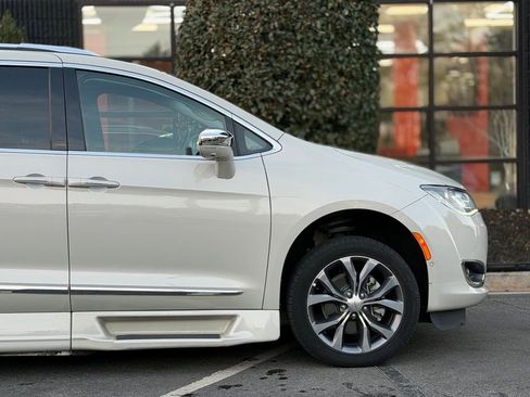 Used 2017 Chrysler Pacifica Limited w/ Advanced Safetytec Group image 23