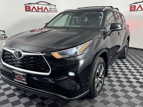 Used 2023 Toyota Highlander XLE AWD/4WD image 3