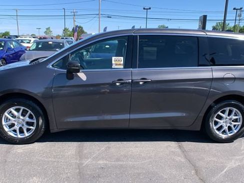 Used 2023 Chrysler Pacifica Touring-L FWD image 2