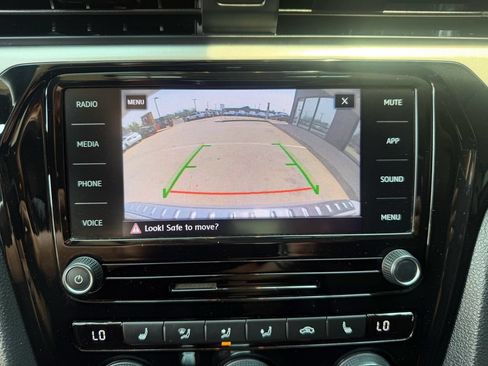 Used 2021 Volkswagen Passat 2.0T SE FWD image 41