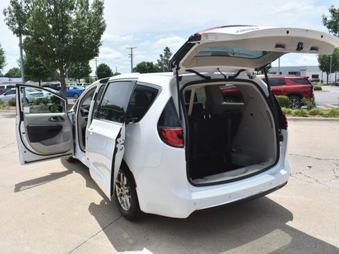 Used 2024 Chrysler Pacifica Touring-L FWD image 17