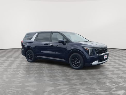 Used 2025 Kia Carnival image 2