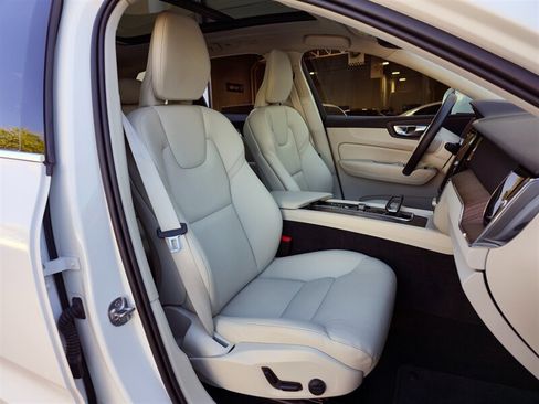 Used 2022 Volvo XC60 B5 Momentum AWD/4WD image 26