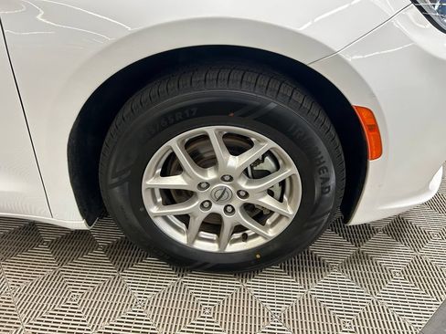 Used 2024 Chrysler Pacifica Touring-L FWD image 2