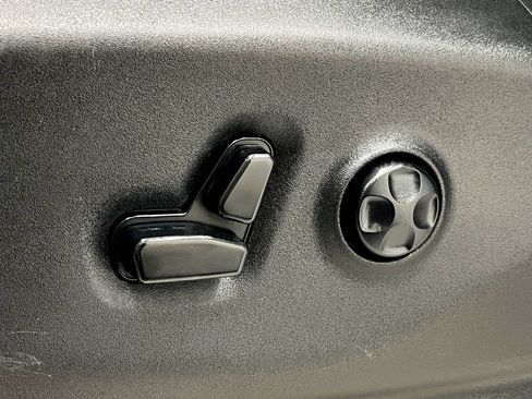 Used 2024 Chrysler Pacifica Limited FWD image 17