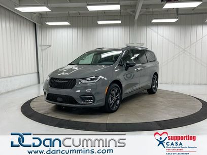 Used 2023 Chrysler Pacifica Touring-L w/ Uconnect Theater Family Group