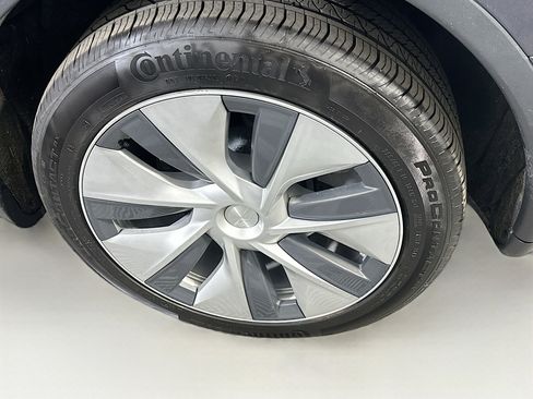 Used 2022 Tesla Model Y Long Range image 11