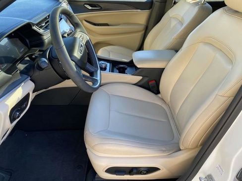 Used 2023 Jeep Grand Cherokee Limited image 18