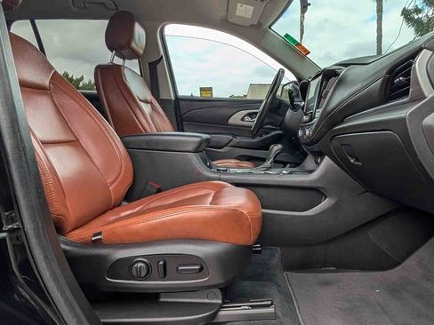 Used 2020 Chevrolet Traverse LT image 16