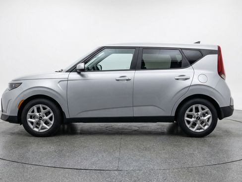 Used 2025 Kia Soul LX w/ LX Technology Package FWD image 5