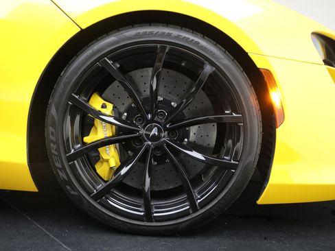 Used 2024 McLaren Artura image 37