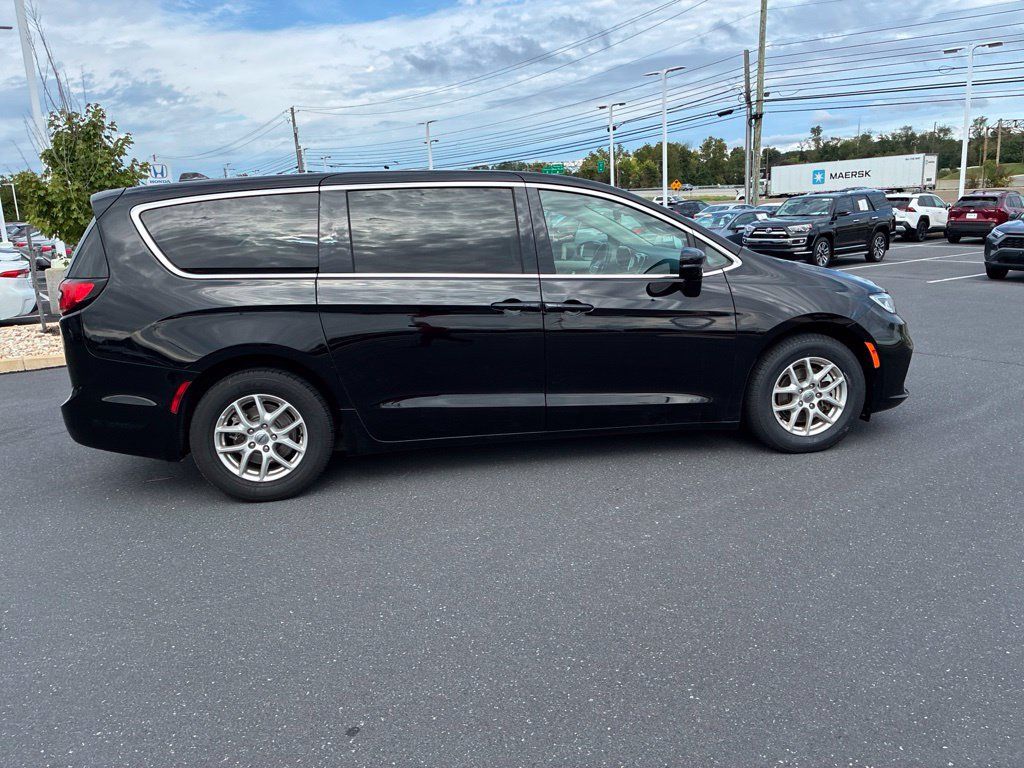 Used 2024 Chrysler Pacifica Touring-L FWD image 6