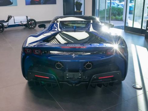 Used 2022 Ferrari SF90 Spider image 5