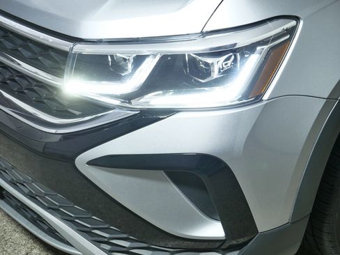 Used 2022 Volkswagen Taos SEL image 16