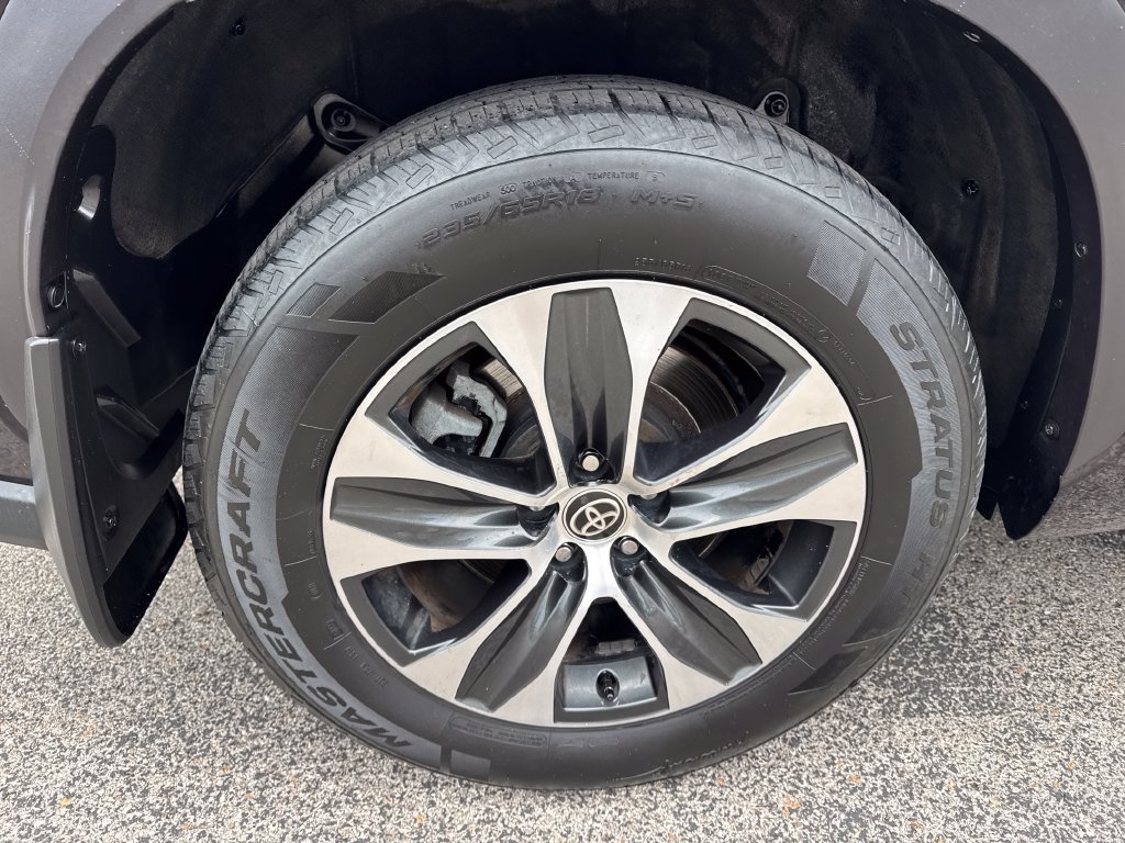 Used 2020 Toyota Highlander XLE AWD/4WD image 4