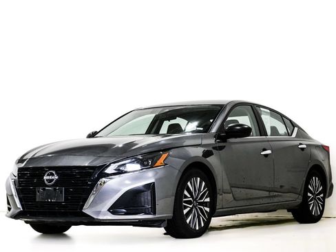 Used 2024 Nissan Altima 2.5 SV FWD image 3