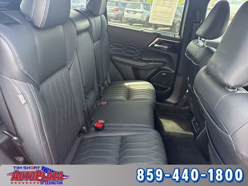 Used 2025 Mitsubishi Outlander AWD image 23