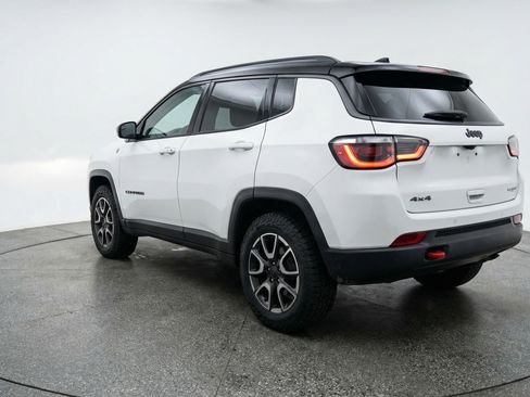 Used 2025 Jeep Compass Trailhawk image 6