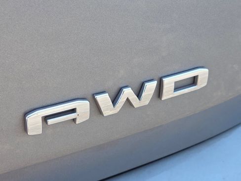 Used 2024 GMC Terrain SLT AWD/4WD image 4