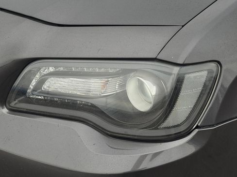 Used 2018 Chrysler 300 S w/ 300S Premium Group image 9