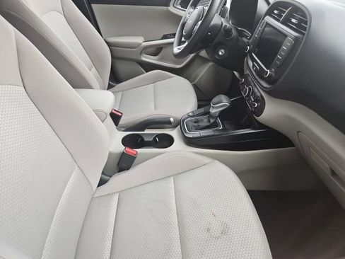 Certified 2025 Kia Soul LX w/ LX Technology Package image 5